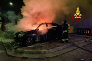 Fermo - Auto in fiamme alle 4 di notte, indagini in corso